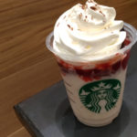 スターバックスのチョコレート ケーキ トップ フラペチーノ with ストロベリー ショットは間違いないおいしさ!