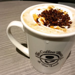 コーヒービーン&ティーリーフのアーモンドミルク カラメル ラテは甘さちょうどで飲みやすい